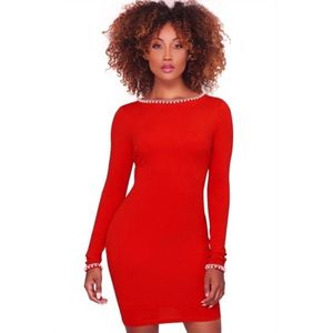 Piros gyöngyös díszítésű elegáns ruha kép
