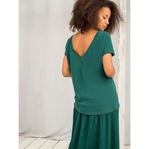 T-shirt with a neckline in the back dark green kép