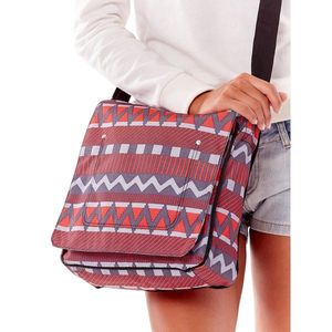 Shoulder bag in geometric gray and red patterns kép
