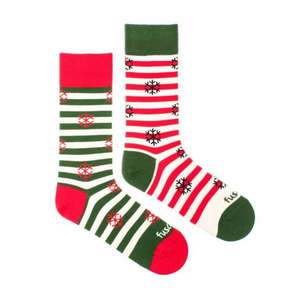 Red-green patterned Fusakle Christmas socks in the snow kép