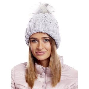 Cable stitch hat in light gray kép
