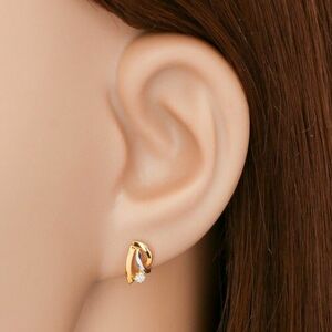 Kétszínű fülbevaló 14K aranyból - három hajlított vonal, kerek csillogó briliáns kép