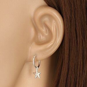 925 ezüst fülbevaló - keskeny karika, tengeri csillag apró pöttyökkel kép