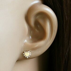 14K arany fülbevaló - kis szív virágszirmokkal szegélyezve, átlátszó cirkóniákkal kirakva kép