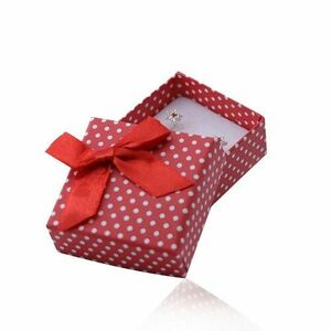 Piros ajándékdoboz gyűrűre vagy fülbevalóra, fehér pontokkal és masnival díszítve kép