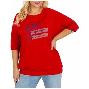 piros póló nyomtatással és zsebekkel kép