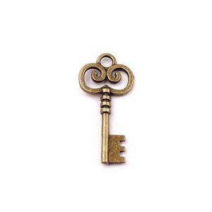 Dekoratív kulcs medál, 19 x 40 mm Vintage kép