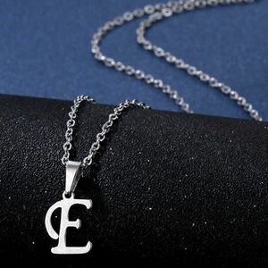 Ezüst színű, nemesacél "E" betű medál kép