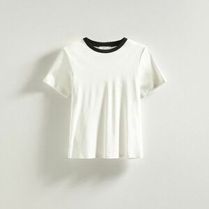 Reserved - T-shirt kontraszt színű szegéllyel - Fehér kép