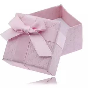 Rózsaszín doboz ékszerre négyzetes mintával, masni kép