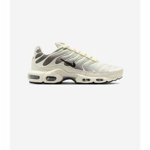 Rövid szárú edzőcipők Nike Air Max Plus 'Light Orewood Cave Stone' kép