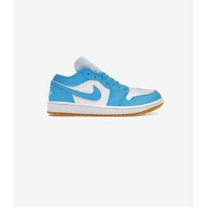 Rövid szárú edzőcipők Nike Jordan 1 Low White Gum Light Brown Dark Powder Blue (Women's) kép