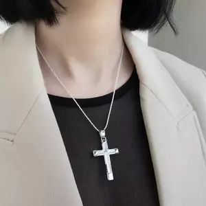 Függő 925 ezüstből - méretes, díszített felületű kereszt bevágásokkal kép