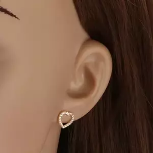 14K arany fülbevaló, szív cirkónia vonallal kép