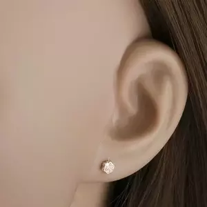 14K arany fülbevaló kis virággal és beágyazott cirkóniákkal kép