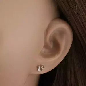 14K arany fülbevaló pillangó mintával és átlátszó cirkóniával kép