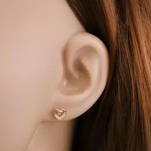 375 arany fülbevaló - egyenletes és egy kisebb telt szív körvonal, cirkóniák kép