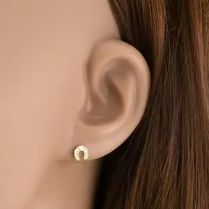 9K arany fülbevaló patkó gravírozott mintával és kiemelkedésekkel kép