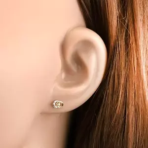 9K arany kéttónusú fülbevaló egymáshoz kapcsolódó gyűrűkkel és gyöngyökkel kép