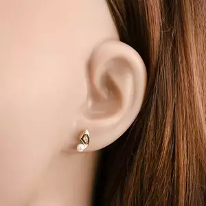 9K arany fülbevaló ívelt háromszög cirkóniával és fehér gyöngyökkel kép