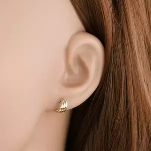 9K arany fülbevaló három félívvel kombinált aranyból kép