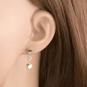 9K arany függő fülbevaló három szimmetrikus szívvel és átlátszó cirkóniával kép