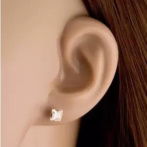 9K arany fülbevaló négyzet alakú átlátszó cirkóniával, sima beállításban kép