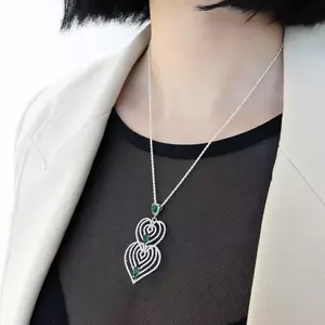 Medál 925 ezüstből, szív körvonalak filigránnal, átlátszó és zöld cirkóniák kép