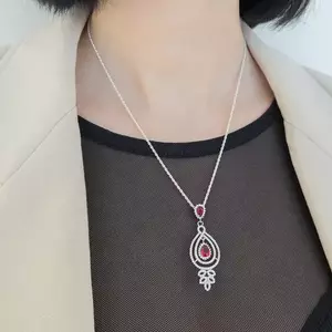 925 ezüst medál, könnycsepp kontúr, átlátszó és piros cirkóniák, levelek kép