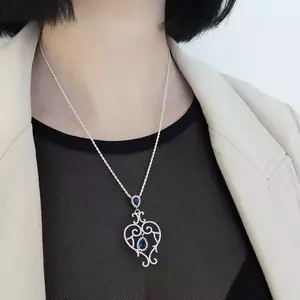 925 ezüst medál, szív kontúr, spirálos vonalak, átlátszó és kék cirkóniák kép