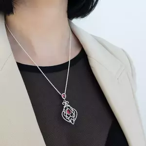 925 ezüst medál, levél filigrán díszítéssel, átlátszó és piros cirkóniák kép