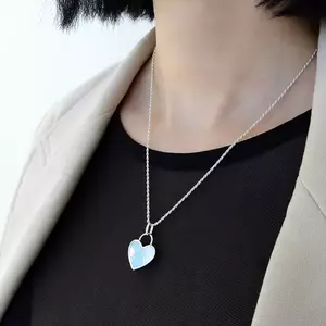 Medál 925 ezüstből, lapos szívecske kék gyöngyházfénnyel díszítve kép