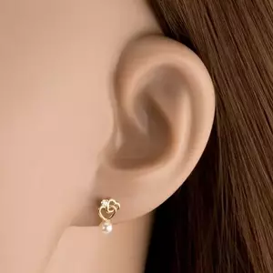 9K arany fülbevaló dupla szívvel, cirkóniával és tenyésztett gyönggyel kép