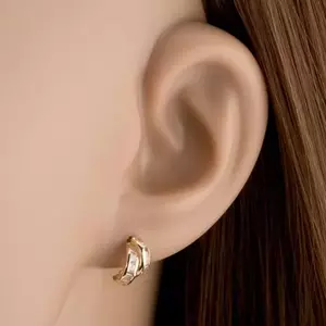 9K arany fülbevaló átlapolt ívekkel és négyzet alakú átlátszó cirkóniákkal kép