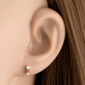 9K arany fülbevaló rubinnal és átlátszó cirkóniákkal enyhén hajlított vonalban kép