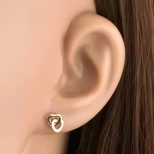 9 karátos arany fülbevaló, átlósan egymásba fonódó szívekkel kép