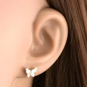 Pillangó alakú 9K arany fülbevaló fehér mázzal és cirkóniával kép