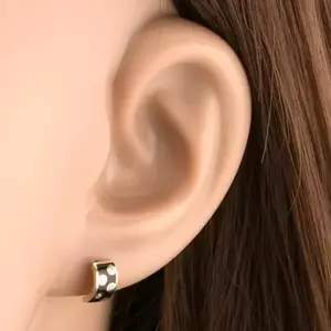 9K arany fülbevaló szélesebb félkörrel, fekete mázzal és átlátszó cirkóniákkal kép