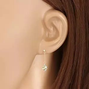 9 karátos arany fülbevaló rombusz alakú, sugár irányú barázdákkal és cirkóniával kép