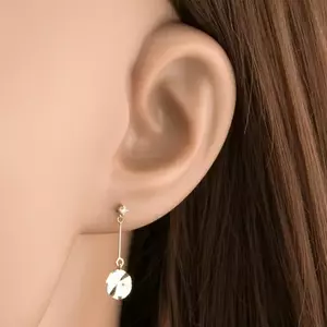 9 karátos arany fülbevaló ovális, sugár irányú barázdákkal és cirkóniával kép