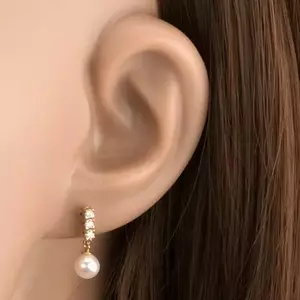 9 karátos arany fülbevaló tenyésztett gyönggyel és három átlátszó cirkóniával kép