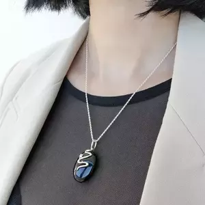 Medál 925 ezüstből, ónix ovális fekete színben, hullámos szalag, csillag kép