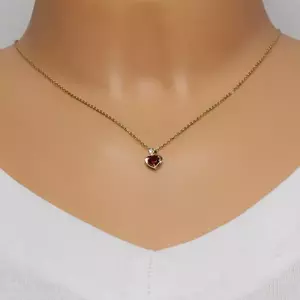 Medál 14K sárga aranyból - szívkörvonal piros színű gránáttal, átlátszó cirkónia kép