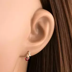 14 karátos arany fülbevaló gránát szívvel és cirkónia szalaggal kép