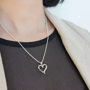 Ródiumozott 925 ezüst medál, szív körvonal Love felirattal, átlátszó cirkóniák kép