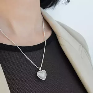 925 ezüst medál, kidomborodó szív átlátszó cirkóniákkal díszítve kép