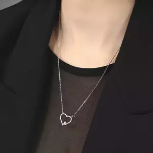 925 ródiumozott ezüst nyakék, cirkóniás szív körvonal egy kis szívecskével kép