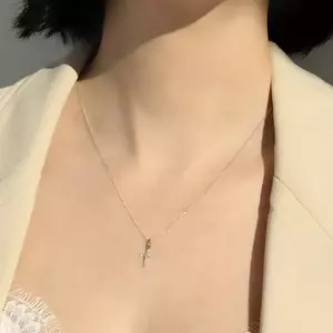 Csillogó medál fehér 14K aranyból - átlátszó gyémánt kereszt kép