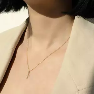 Medál sárga 14K aranyból - kis kereszt átlátszó briliánssal díszítve kép