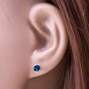 14K arany fülbevaló - kerek sötétkék cirkónia foglalatban, 5 mm kép
